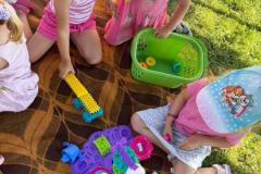 Auf-der-Decke-im-Schatten-spielen-macht-Spass-10