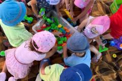 Auf-der-Decke-im-Schatten-spielen-macht-Spass-2
