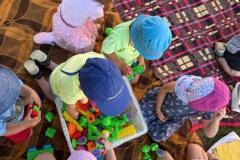 Auf-der-Decke-im-Schatten-spielen-macht-Spass-3