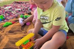 Auf-der-Decke-im-Schatten-spielen-macht-Spass-4