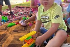 Auf-der-Decke-im-Schatten-spielen-macht-Spass-5
