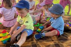 Auf-der-Decke-im-Schatten-spielen-macht-Spass-6