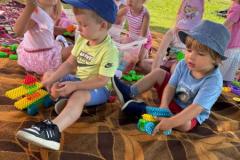Auf-der-Decke-im-Schatten-spielen-macht-Spass-7